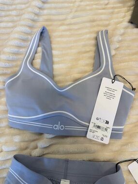 Alo Women’s Light Blue Scoop Sports Bra set with leggings